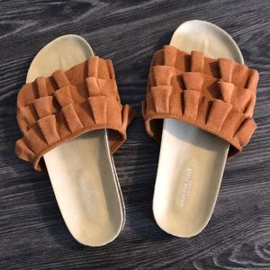 NWOT- Ruffled sliders